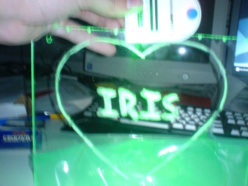 Das Schilder mit einer Led in der mitte bei Beleuchtung. Rote Leds bekomme ich erst morgen, deswegen ist immo eine Grüne drin.