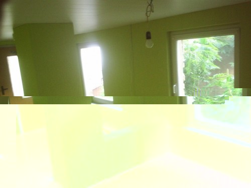 Grüne Tapete mit Weißen Mustern.