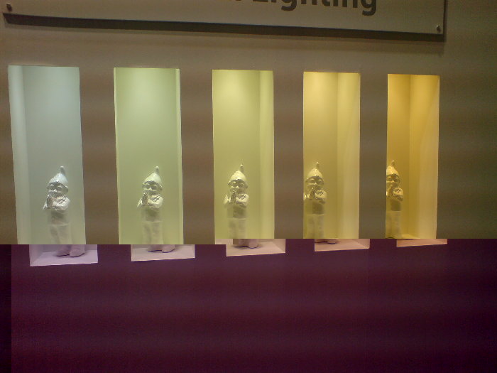 Gartenzwerge neben dem Eingang zum Dominant Lighting Showroom, leider auch keine Kelvin angegeben.