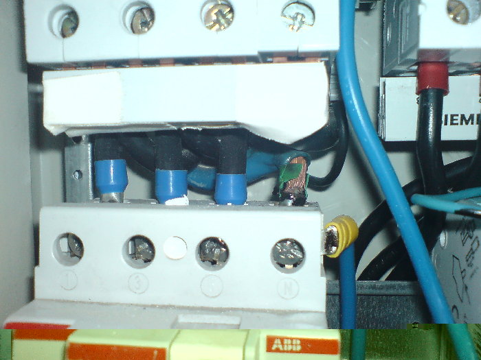 Das war die Ursache: die Leitung ganz rechts drückte nur lose an die Klemme