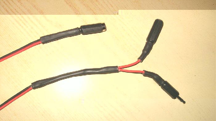 ... aber jetzt endlich sind beide Seiten mit Steckern vorhanden. Allerdings habe ich später die Klinkenstecker an diesem Kabel durch welche aus Metall ersetzt, da diese Kunstoffdinger wirklich der letzte Sch...rott sind... Diese hier haben mal wieder immer wieder nen Wackelkontakt gehabt...