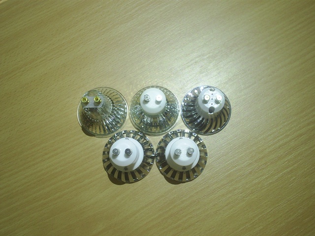 Von Links Oben nach Rechts Unten: 50W Halogen Spot / 35W Halogen Spot / LED Spot selfmade / LED Spot lumi weiß / LED Spot lumi warmweiß