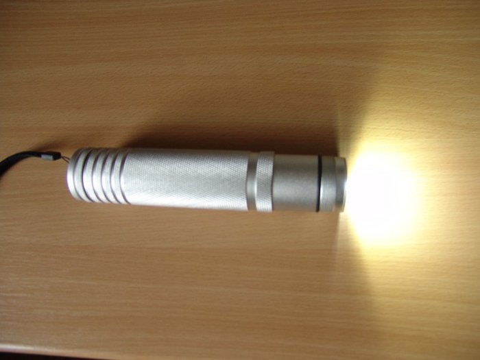 2.jpg (72.12 KiB) 35193 mal betrachtet Taschenlampe eingeschaltet, Reflektor abgeschraubt.