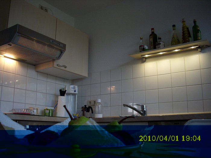 DSCI0260_cut.jpg (693.7 KiB) 31265 mal betrachtet Vergleich 25W-Kerzen-Glühlampe vs. 5,6-Watt (ab Steckdose) LED-Leiste (4x Cree XR-E @ 350 mA, 4,5W gehen in die LEDs + KSQ, 380-390 mW davon in die KSQ, wobei davon wiederum allein 300 mW in den Basis-Vorwiderstand des PNP-Transistors gehen...)<br /><br />Die LED-Leiste is heller als die Glühlampe und das weiß ist etwas soviel neutralweißer als es auf dem Fotos wirkt, wie die Glühlampe warmweiße ist, als sie auf dem Foto wirkt :-)