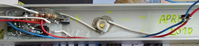 DSCI0240_cut.jpg (308.35 KiB) 18372 mal betrachtet Eine der LEDs + Ultra-Low-Drop-KSQ im Detail, hier habe ich den Shutdown-Anschluss von einem Bild weiter oben durch einen enable-Anschluss ersetzt, da sonst im Shutdown-"Betrieb" ca. 300 mW sinnlos in Wärme umgesetzt worden wären, die ca. 300 mW nimmt die KSQ selbst nun erst dann auf, wenn die Pull-Up-Widerstände über den hier zusätzlich verbauten (PNP-)Transistor (rechts oben) mit 12V verbunden werden.<br />Die 300 mW fallen bei den beiden parallel geschalteten Basis-Vorwiderständen (2x 1,2kOhm) an. Weitere ca. 30 mW am 4k7 pull-up für den MOSFET.