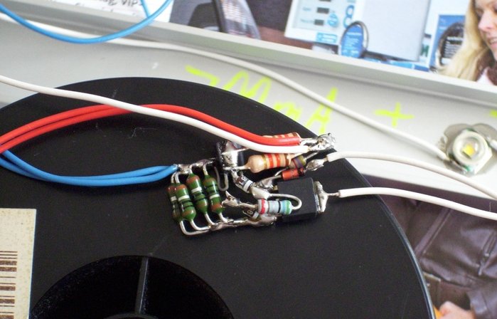 DSCI0236_cut.jpg (794.47 KiB) 31265 mal betrachtet Ultra-Low-Drop-KSQ im Detail --- die KSQ basiert auf meiner Idee der 2-Transistor-KSQ mit 1N4148, im zugehörigen Thread wurde dann eine Schottky-Diode vorgeschlagen und von Beatbuzzer schließlich 2 Schottky-Dioden in Reihe, ich habe noch 5,6 ohm mit in Reihe geschaltet, die 1N4141, die hier zu sehen ist, ist nur für einen Shutdown-Anschluss gedacht und kann entfallen.