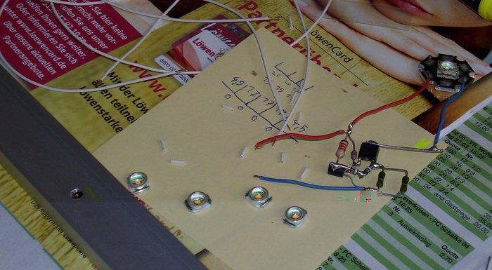 DSCI0040_cut.jpg (410.76 KiB) 18372 mal betrachtet Einige Cree XR-E mit abgeknipsten Ecken (eigentlich nicht notwendig, da die Alu-Leiste eloxiert ist, dem traue ich aber nicht). Beim Abknipsen in einen weitgehend abgedeckten Behälter knipsen, kann sonst ins Auge gehen!!!