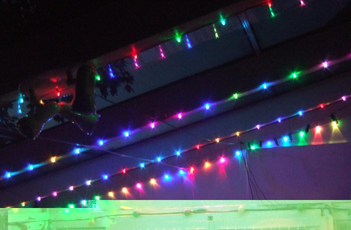 Hier sind 4 Reihen an die Deckenbalken in meinem Wintergarten montiert. Nicht einach zu fotografieren da das Glas spiegelt.