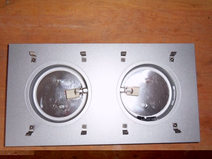 Die zweier Deckenlampe noch mit den Orginalen Sockelhalterungen für 2 x 40 Watt