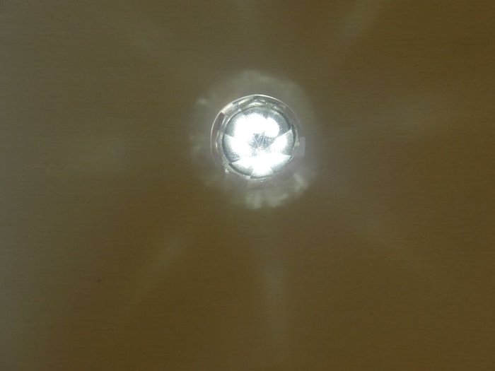 Der erste Test-Kristall am Leuchten.