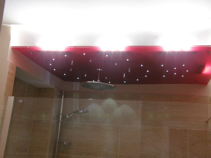 Die Decke hängt und leuchtet.