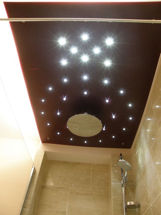 Die Kristalle sind die acht im inneren Kreis zum Duschkopf. Hier wurden die alten Crees XR-E 7090 Q5 gegen Cree MX-L T6 getauscht. Die KSQ ist unverändert.