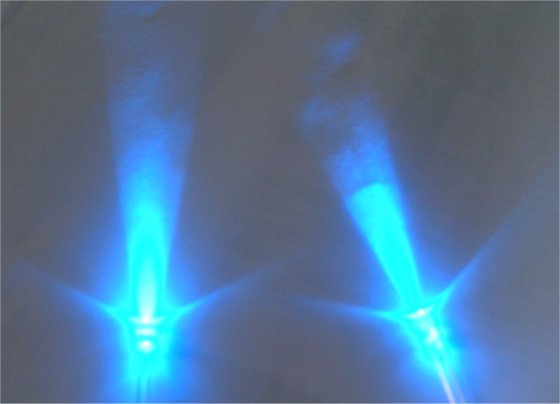 Links:Lumitronix 8000mcd 20° 470nm<br />Rechts:Europkauf 11000mcd 19° 460nm