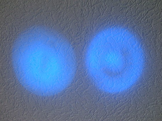 Links:Lumitronix 8000mcd 20° 470nm<br />Rechts:Europkauf 11000mcd 19° 460nm