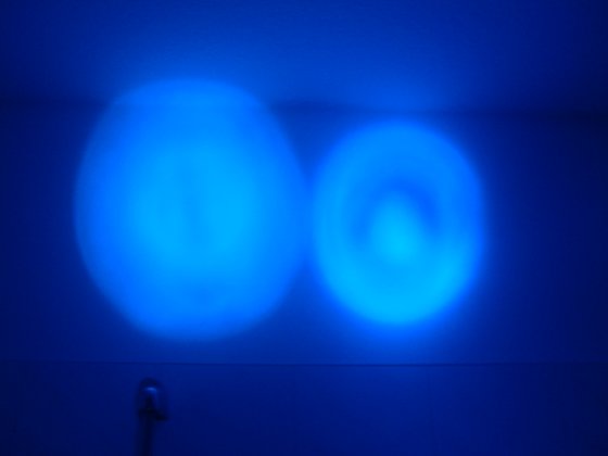 Links:Lumitronix 8000mcd 20° 470nm<br />Rechts:Europkauf 11000mcd 19° 460nm