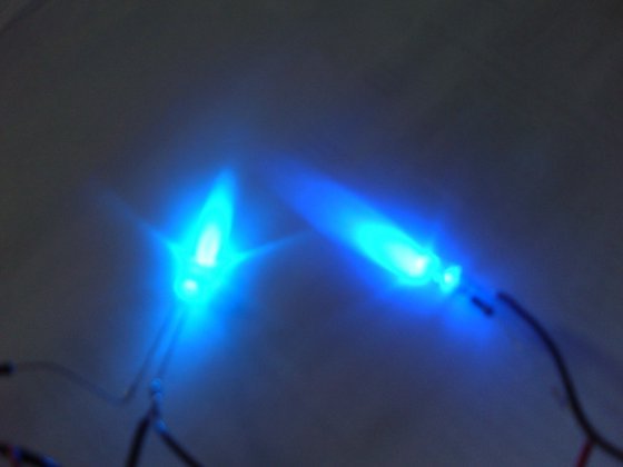 Links:Lumitronix 8000mcd 20° 470nm<br />Rechts:Europkauf 7000mcd 25° 460nm,in wirlichkeit eher 450-455.