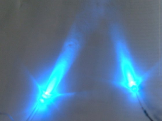 Links:Lumitronix 8000mcd 20° 470nm<br />Rechts:Ledtech LT-426 5000mcd 20° 470nm von Nichia