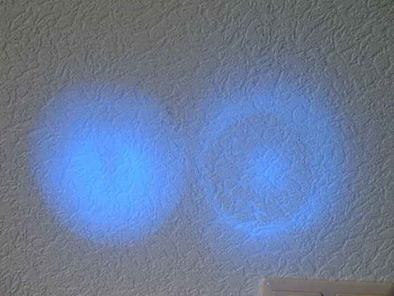 Links:Lumitronix 8000mcd 20° 470nm<br />Rechts:Ledtech LT-426 5000mcd 20° 470nm von Nichia